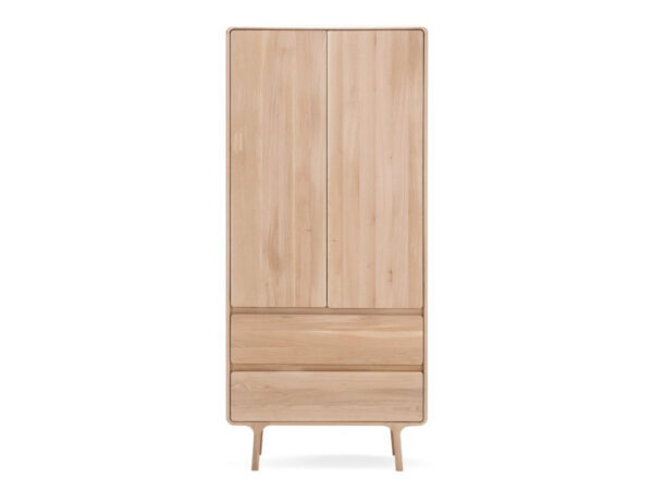 Kleiderschrank Echtholz - Gazzda - Wood Dream - Kleiderschrank Fawn - Frontansicht des geschlossenen KLEIDERSCHRANK ECHTHOLZ, zeigt die Harmonie und Symmetrie des Designs.