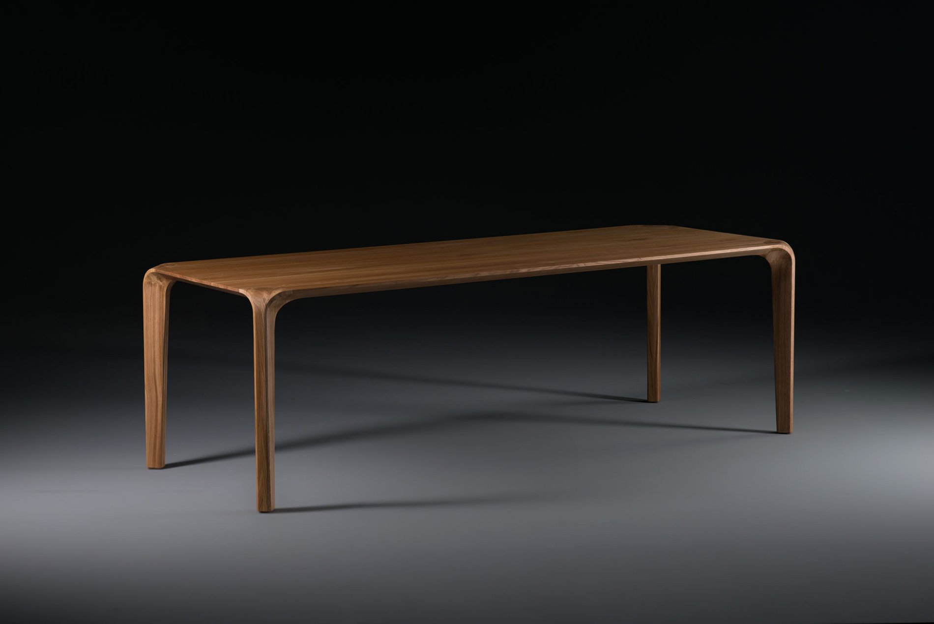Eleganter Esstisch Flow von Artisan aus Massivholz mit durchgehend verleimten Lamellen und minimalistischem Design - Wood Dream